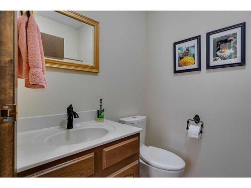 3315 Palliser Drive Sw, Calgary, AB - Indoor Photo Showing Bathroom