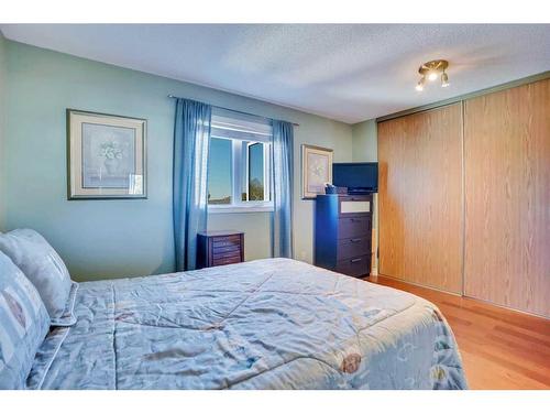 184 Hunterhorn Drive Ne, Calgary, AB - Indoor Photo Showing Bedroom