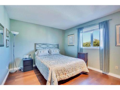 184 Hunterhorn Drive Ne, Calgary, AB - Indoor Photo Showing Bedroom