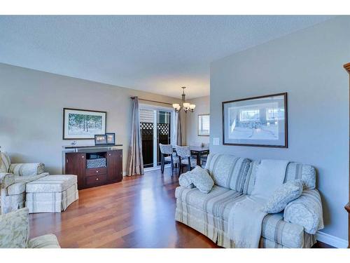 184 Hunterhorn Drive Ne, Calgary, AB - Indoor Photo Showing Living Room