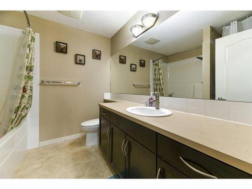 109-1 Crystal Green Lane, Okotoks, AB - Indoor Photo Showing Bathroom