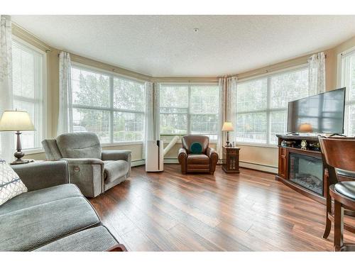 109-1 Crystal Green Lane, Okotoks, AB - Indoor Photo Showing Living Room