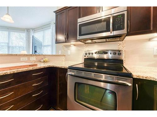 109-1 Crystal Green Lane, Okotoks, AB - Indoor Photo Showing Kitchen