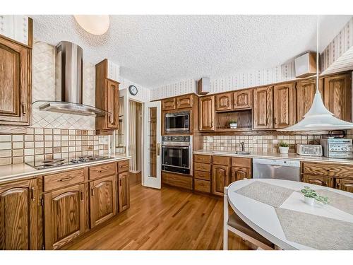 3535 Beaver Road Nw, Calgary, AB - Indoor Photo Showing Kitchen