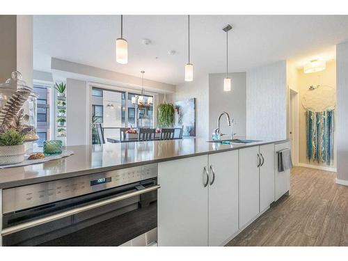 402-122 Mahogany Centre Se, Calgary, AB - Indoor Photo Showing Kitchen With Upgraded Kitchen