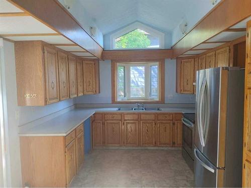 40 Westhill Crescent, Didsbury, AB - Indoor Photo Showing Kitchen With Double Sink