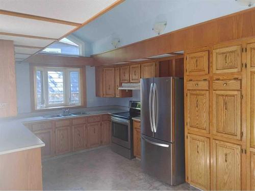 40 Westhill Crescent, Didsbury, AB - Indoor Photo Showing Kitchen With Double Sink