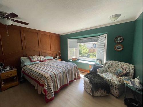 40 Westhill Crescent, Didsbury, AB - Indoor Photo Showing Bedroom