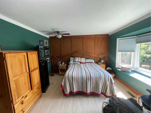 40 Westhill Crescent, Didsbury, AB - Indoor Photo Showing Bedroom