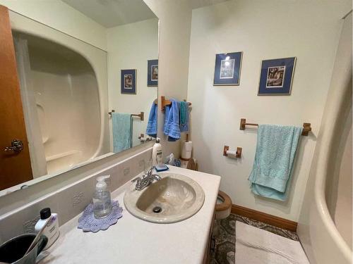 40 Westhill Crescent, Didsbury, AB - Indoor Photo Showing Bathroom