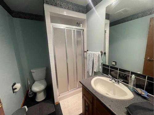 40 Westhill Crescent, Didsbury, AB - Indoor Photo Showing Bathroom