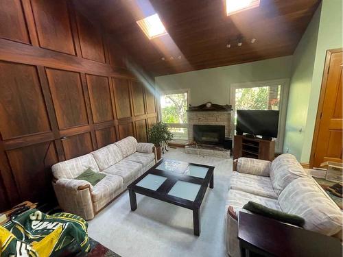 40 Westhill Crescent, Didsbury, AB - Indoor Photo Showing Living Room With Fireplace