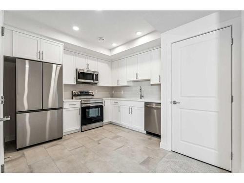 23 Saddlebred Place, Cochrane, AB - Indoor Photo Showing Kitchen