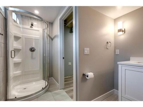 191 Lake Arrow Green Se, Calgary, AB - Indoor Photo Showing Bathroom