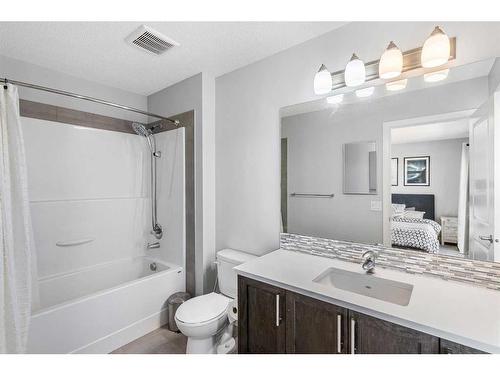 307 Walgrove Boulevard Se, Calgary, AB - Indoor Photo Showing Bathroom