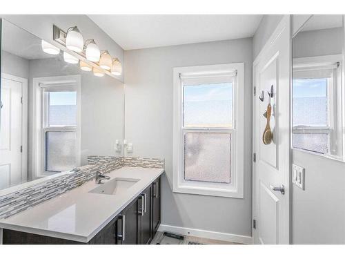 307 Walgrove Boulevard Se, Calgary, AB - Indoor Photo Showing Bathroom