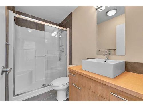 202-180 9 Street Ne, Calgary, AB - Indoor Photo Showing Bathroom