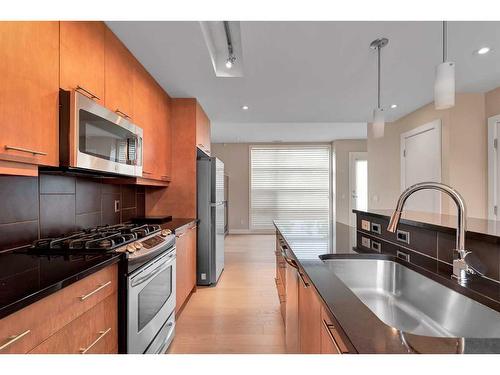 202-180 9 Street Ne, Calgary, AB - Indoor Photo Showing Kitchen With Stainless Steel Kitchen With Double Sink With Upgraded Kitchen