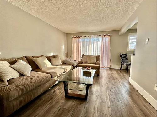 203-312 15 Avenue Ne, Calgary, AB - Indoor Photo Showing Living Room