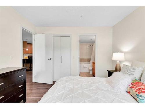 113-35 Richard Court Sw, Calgary, AB - Indoor Photo Showing Bedroom