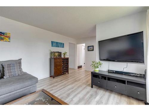 96 Pensacola Close Se, Calgary, AB - Indoor Photo Showing Living Room