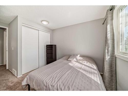 102-999 Canyon Meadows Drive Sw, Calgary, AB - Indoor Photo Showing Bedroom