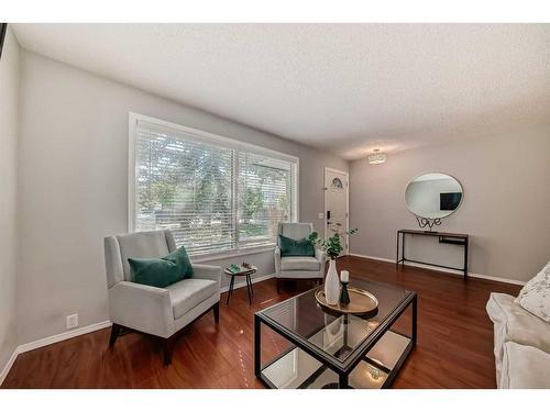 102-999 Canyon Meadows Drive Sw, Calgary, AB - Indoor Photo Showing Living Room