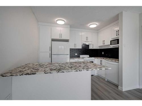 4-1717 Westmount Road Nw, Calgary, AB - Indoor Photo Showing Kitchen With Upgraded Kitchen