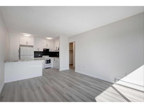 4-1717 Westmount Road Nw, Calgary, AB - Indoor Photo Showing Kitchen