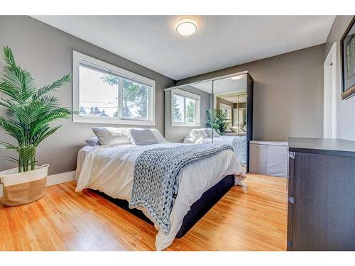 1227 Ninga Road Nw, Calgary, AB - Indoor Photo Showing Bedroom