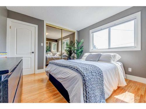 1227 Ninga Road Nw, Calgary, AB - Indoor Photo Showing Bedroom