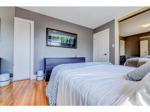 1227 Ninga Road Nw, Calgary, AB - Indoor Photo Showing Bedroom