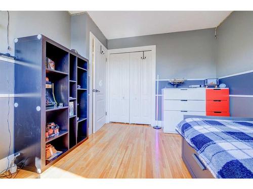 1227 Ninga Road Nw, Calgary, AB - Indoor Photo Showing Bedroom