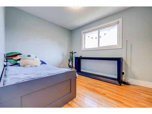 1227 Ninga Road Nw, Calgary, AB - Indoor Photo Showing Bedroom