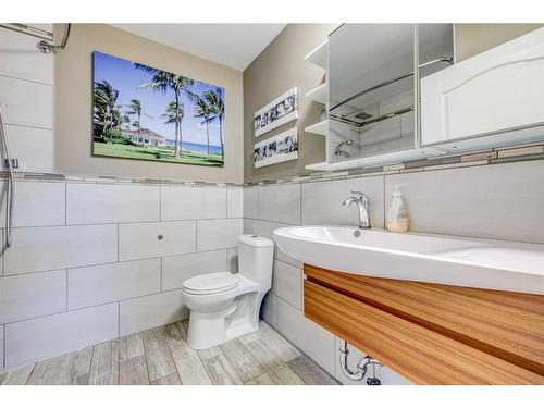 1227 Ninga Road Nw, Calgary, AB - Indoor Photo Showing Bathroom