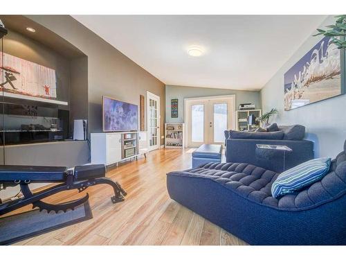 1227 Ninga Road Nw, Calgary, AB - Indoor Photo Showing Living Room