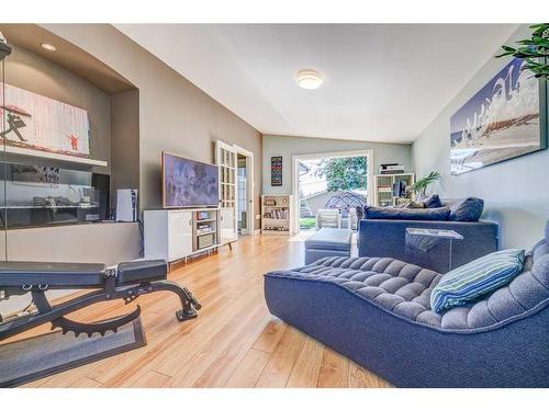 1227 Ninga Road Nw, Calgary, AB - Indoor Photo Showing Living Room