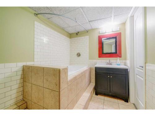 1227 Ninga Road Nw, Calgary, AB - Indoor Photo Showing Bathroom