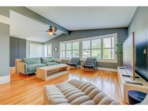 1227 Ninga Road Nw, Calgary, AB - Indoor Photo Showing Living Room