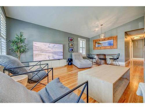 1227 Ninga Road Nw, Calgary, AB - Indoor Photo Showing Living Room