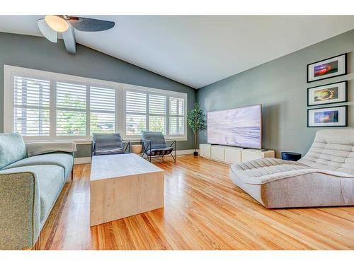 1227 Ninga Road Nw, Calgary, AB - Indoor Photo Showing Living Room