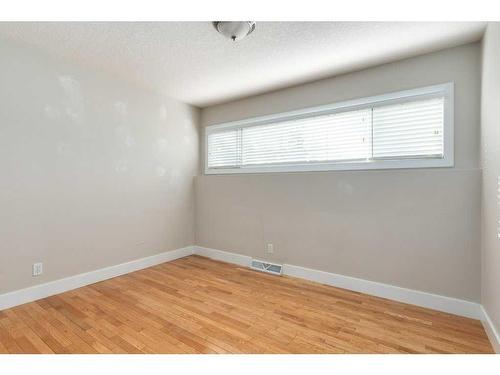 4516 30 Avenue Sw, Calgary, AB - Indoor Photo Showing Other Room