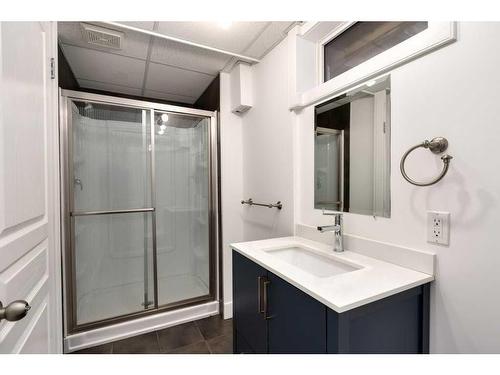 4516 30 Avenue Sw, Calgary, AB - Indoor Photo Showing Bathroom