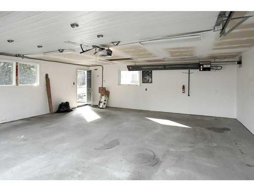 4516 30 Avenue Sw, Calgary, AB - Indoor Photo Showing Garage