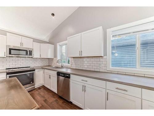 251 Erin Meadow Close Se, Calgary, AB - Indoor Photo Showing Kitchen