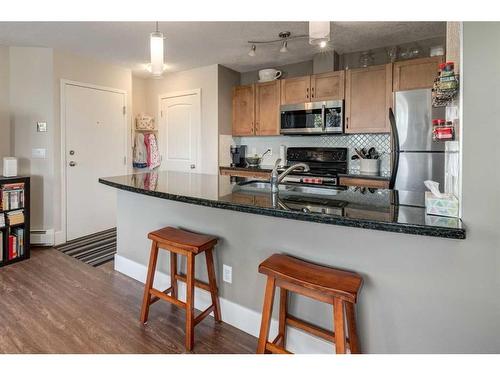 4-226 Village Terrace Sw, Calgary, AB - Indoor Photo Showing Kitchen With Double Sink