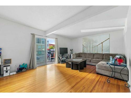 5706 2 Street Sw, Calgary, AB - Indoor Photo Showing Living Room