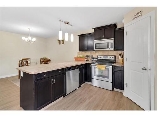 5252-48 Street Close, Innisfail, AB - Indoor Photo Showing Kitchen