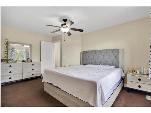 5252-48 Street Close, Innisfail, AB - Indoor Photo Showing Bedroom