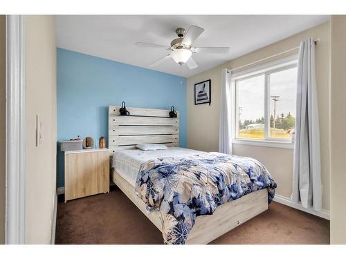 5252-48 Street Close, Innisfail, AB - Indoor Photo Showing Bedroom